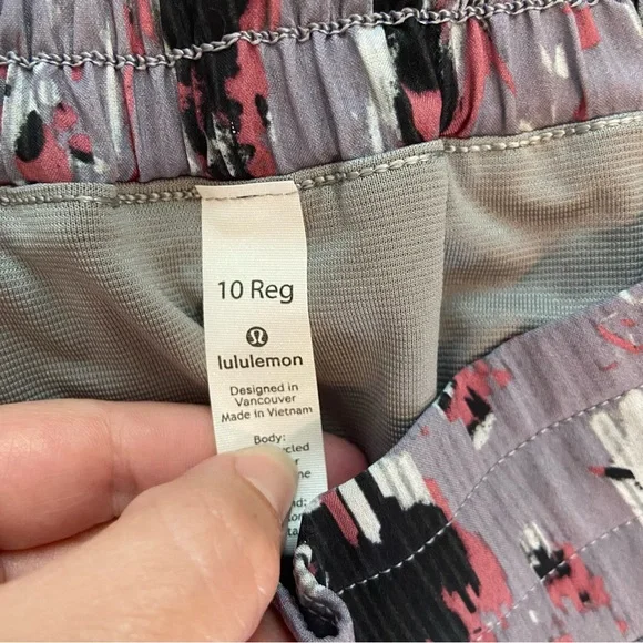 Lululemon Hotty Hot Low Rise shorts